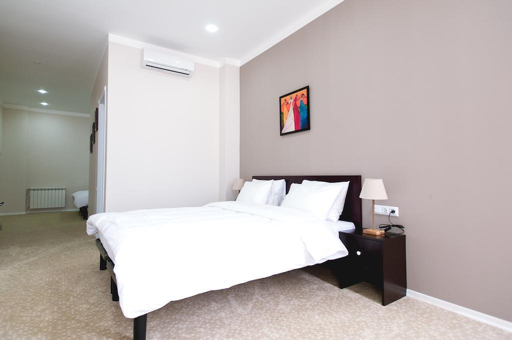 Piazza Four Colours Hotel Batumi Room photo