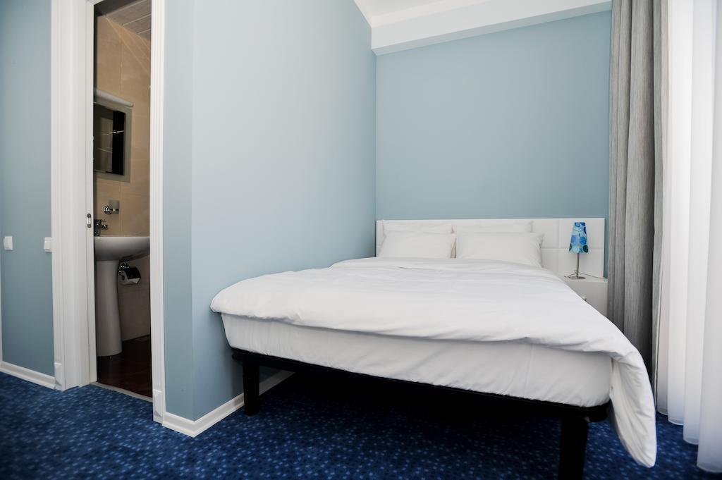 Piazza Four Colours Hotel Batumi Room photo