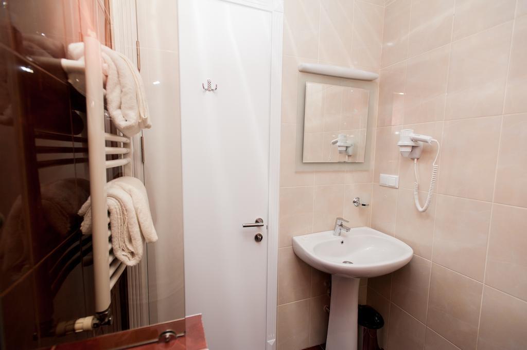Piazza Four Colours Hotel Batumi Room photo