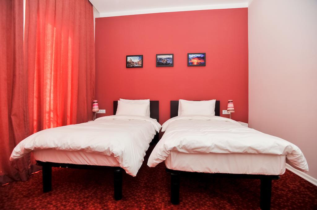 Piazza Four Colours Hotel Batumi Room photo