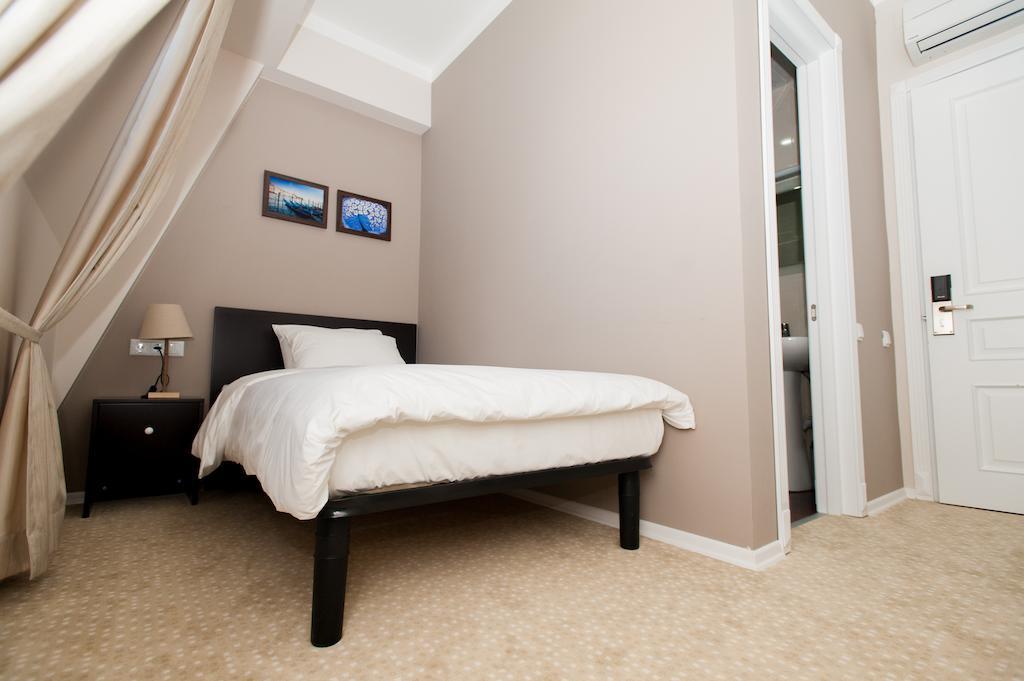 Piazza Four Colours Hotel Batumi Room photo