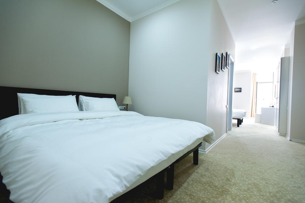 Piazza Four Colours Hotel Batumi Room photo
