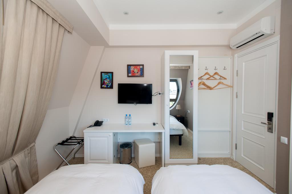 Piazza Four Colours Hotel Batumi Room photo