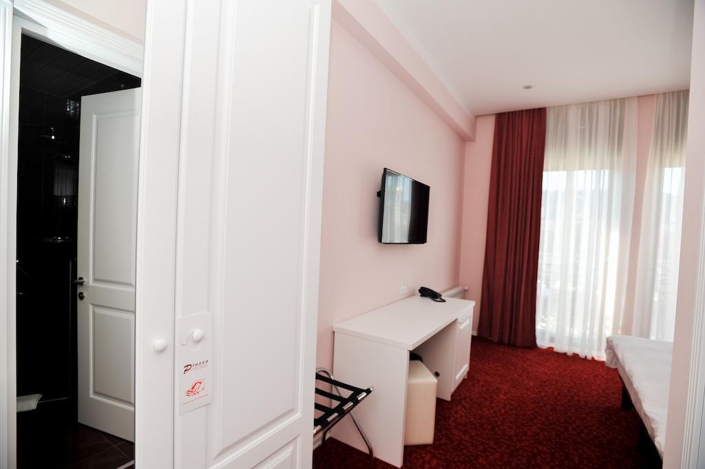 Piazza Four Colours Hotel Batumi Room photo