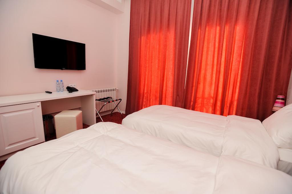 Piazza Four Colours Hotel Batumi Room photo