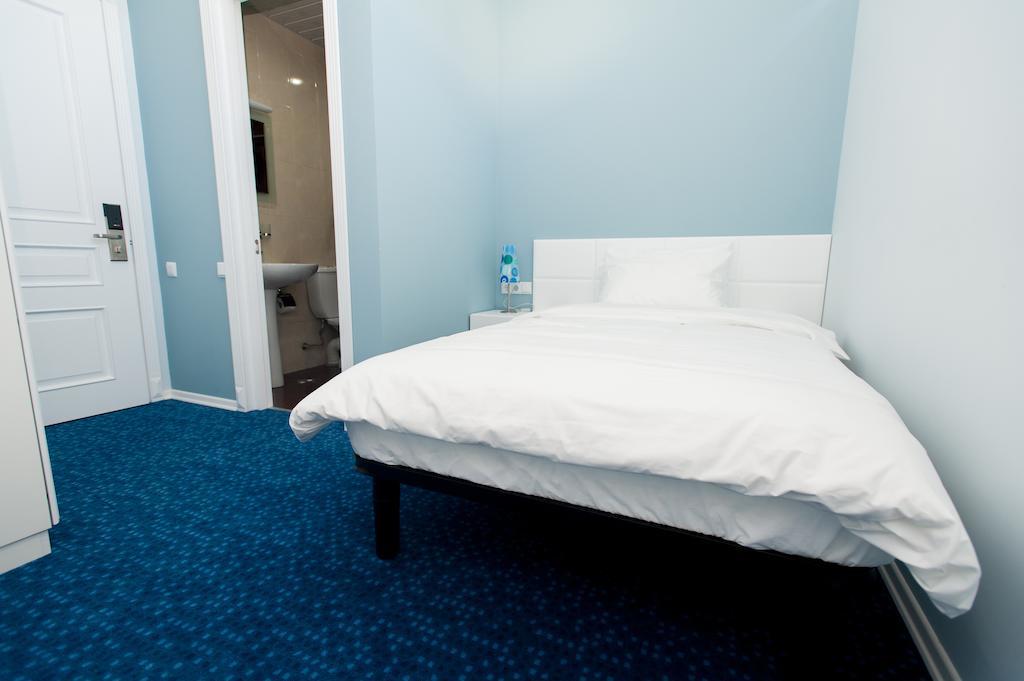 Piazza Four Colours Hotel Batumi Room photo