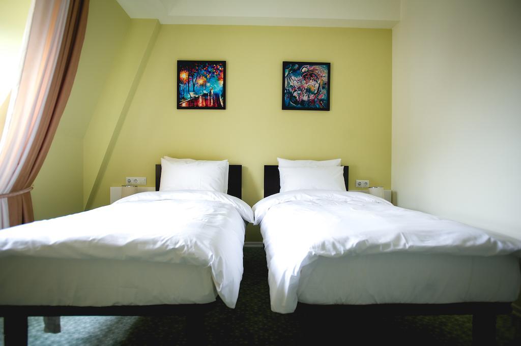 Piazza Four Colours Hotel Batumi Room photo