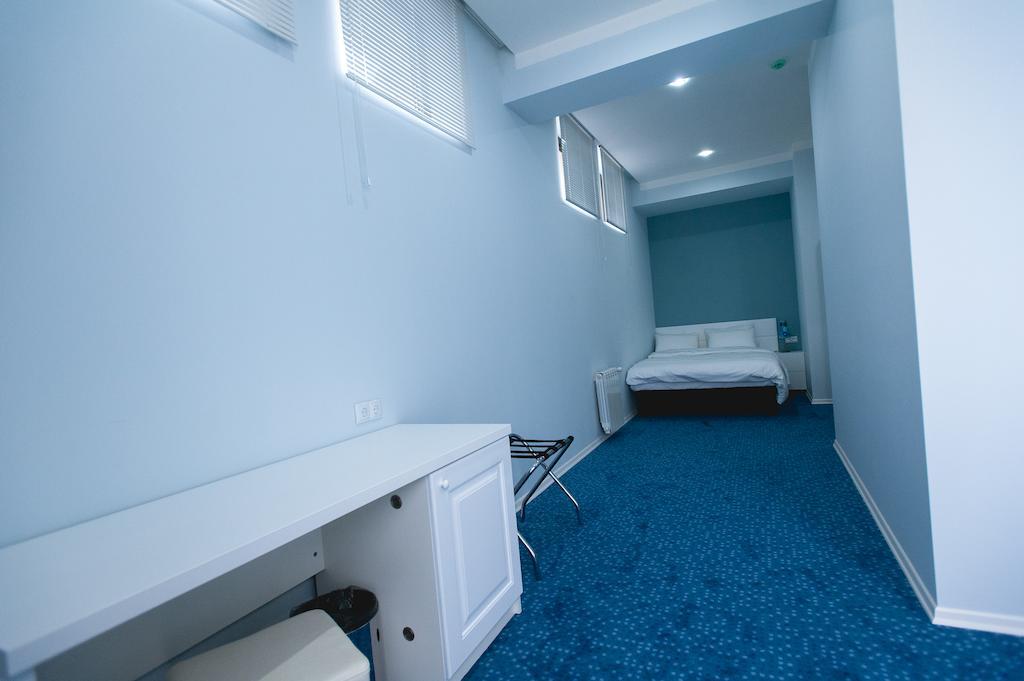 Piazza Four Colours Hotel Batumi Room photo