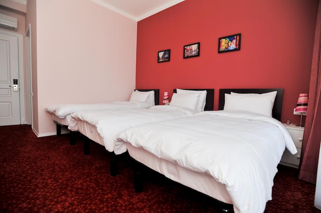 Piazza Four Colours Hotel Batumi Room photo